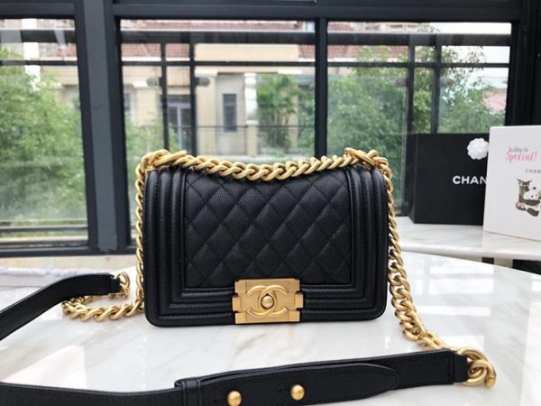 CHANEL BOY FLAP BAG 샤넬 보이 플랩 백