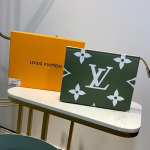 LOUIS VUITTON TOILET POUCH XL<br>루이비통 파우치 XL<br>[26X20X5cm]