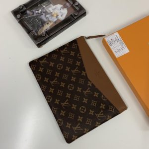 LOUIS VUITTON DAILY CLUTCH<br>루이비통 데일리 클러치<br>[29.5x21cm 이태리가죽]