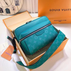 LOUIS VUITTON OUTDOOR MESSENGER BAG<br>루이비통 아웃도어 메신저 백<br>[26x19x5cm 이태리가죽]