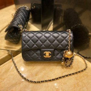 CHANEL FLAP BAG<br>샤넬 플랩 백<br>[20x13x7cm 이태리양가죽]