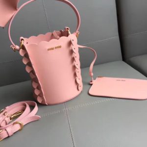 MIUMIU APPLIQUE LEATHER BUCKET BAG<br>미우미우 아플리케 레더 버킷 백<br>[16x16x18cm]