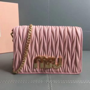 MIUMIU MATELASSE SHOULDER BAG<br>미우미우 마테라쎄 빅 로고 숄더 백<br>[18x12x5cm]