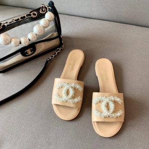 CHANEL LOGO SLIPPER<br>샤넬 로고 슬리퍼<br><i>35-40 SIZE 이태리 양가죽</i>