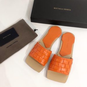 BOTTEGA VENETA SANDALS<br>보테가 베네타 샌들<br><i>35-39 SIZE 이태리 소가죽</i>