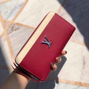 LOUIS VUITTON LOCK ME ZIPPY WALLET<br>루이비통 락미 지퍼 지갑<br><i>19.5x10x2.5cm 이태리가죽</i>