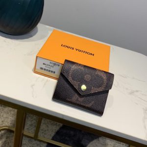 LOUIS VUITTON ZOE WALLET<br>루이비통 조에 지갑<br><i>9.5×7.5x2cm 이태리가죽</i>