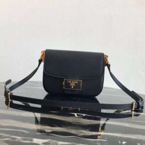 PRADA EMBLEME SAFFIANO LEATHER BAG<br>프라다 앙상블 레더 숄더백<br>[20.5x14x5cm 사피아노]