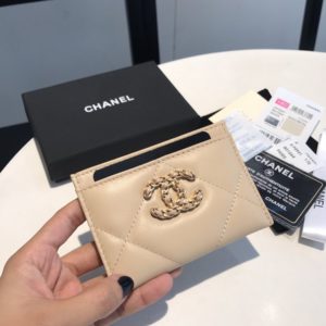 CHANEL 19 FLAP CARD CASE<br>샤넬 19 플랩 카드 케이스<br><i>11×7.5cm 이태리산양가죽</i>