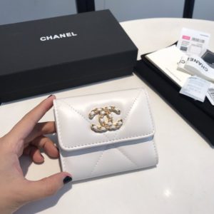 CHANEL 19 FLAP WALLET<br>샤넬 19 플랩 지갑<br><i>11x10cm 이태리산양가죽</i>