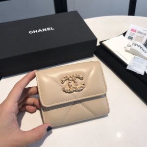 CHANEL 19 FLAP WALLET<br>샤넬 19 플랩 지갑<br><i>11x10cm 이태리산양가죽</i>