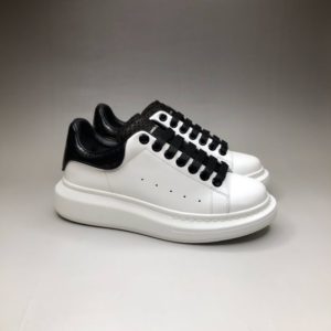 ALEXANDER MCQUEEN OVERSIZED SNEAKERS<br>알렉산더 맥퀸 오버솔 스니커즈<br><i>35-44 SIZE 최상급</i>