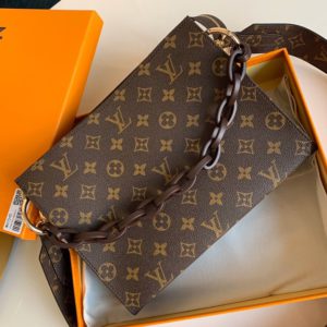 LOUIS VUITTON MONOGRAM SHOULDER CROSS BAG<br>루이비통 모노그램 숄더 크로스 백<br>[26x20cm]