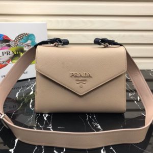 PRADA SAFFIANO MONOCHROME SHOULDER BAG<br>프라다 사피아노 모노크롬 숄더백<br>[24x18x11cm 사피아노가죽]