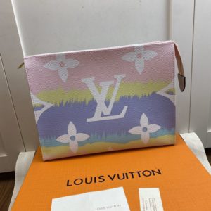 LOUIS VUITTON TOILET POUCH<br>루이비통 토일렛 파우치<br>[25x20x5.5cm]