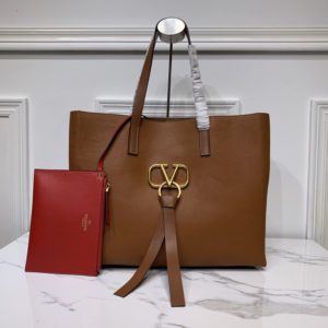 VALENTINO E/W VRING GRAINY TOTE BAG<br>발렌티노 E/W VRING 토트백<br><i>39x32x14cm 이태리가죽</i>