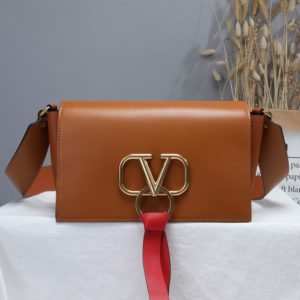 VALENTINO VLING SHOULDER BAG<br>발렌티노 VRING 숄더백<br><i>25x16x9.5cm 이태리가죽</i>