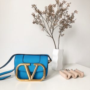 VALENTINO SUPERVEE CROSSBODY BAG<br>발렌티노 슈퍼비 크러스바디 백<br><i>19×12.5x4cm 이태리가죽</i>