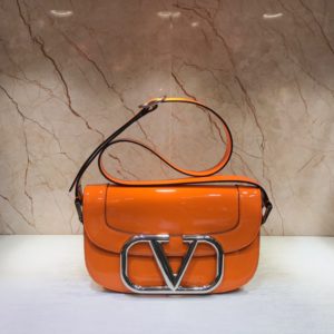 VALENTINO SUPERVEE CROSSBODY BAG<br>발렌티노 슈퍼비 크러스바디 백<br><i>26.5x15x9cm 이태리가죽</i>