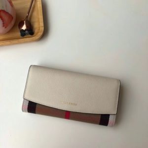 BURBERRY CHECK LEATHER WALLET<br>버버리 체크 가죽 장지갑<br><i>19X10cm</i>