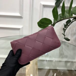 BOTTEGA VENETA ZIPPY WALLET<br>보테가베네타 지퍼 장지갑<br><i>19x10x2cm 이태리가죽</i>