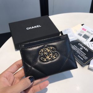 CHANEL 19 FLAP CARD CASE<br>샤넬 19 플랩 카드 케이스<br><i>11×7.5cm 이태리산양가죽</i>