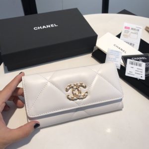 CHANEL 19 FLAP WALLET<br>샤넬 19 플랩 지갑<br><i>16.5x9cm 이태리산양가죽</i>