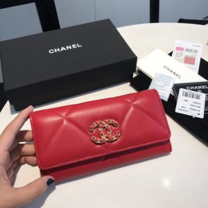 CHANEL 19 FLAP WALLET<br>샤넬 19 플랩 지갑<br><i>16.5x9cm 이태리산양가죽</i>