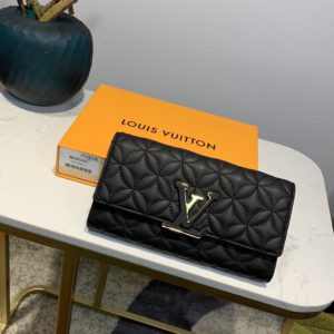 LOUIS VUITTON CAPUCINES WALLET<br>루이비통 카푸신 장지갑<br><i>20x11x2.5cm</i>