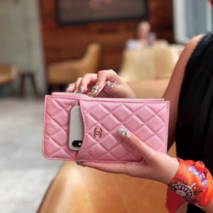 CHANEL CLASSIC PHONE CASE<br>샤넬 클래식 폰 케이스<br><i>19.5×10.5×0.5cm 이태리 송아지가죽</i>