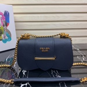 PRADA SAFFIANO LAEATHER SIDONIE SHOULDER BAG<br>프라다 사피아노 시도니 숄더백<br>[21.5×12.5×6.5cm 사피아노가죽]