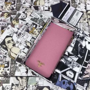 PRADA CARD 28 WALLET<br>프라다 28 카드 지갑<br><i>20x10cm</i>