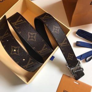 LOUIS VUITTON LV LOGO LEATHER BELT<br>루이비통 LV 로고 레더 벨트<br><i>폭 3cm 이태리소가죽</i>