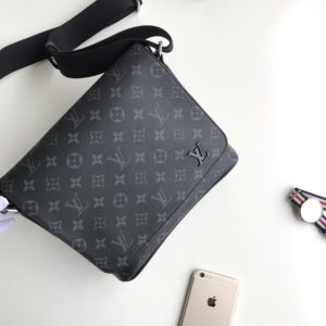 LOUIS VUITTON DISTRICT MESSENGER BAG 루이비통 디스트릭트 메신저 백