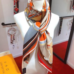 LOUIS VUITTON SCARF<br>루이비통 스카프<br><i>140x140cm 실크60%양모40%</i>