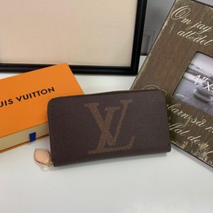 LOUIS VUITTON ZIPPY WALLET<br>루이비통 지퍼 지갑<br><i>19x10cm</i>