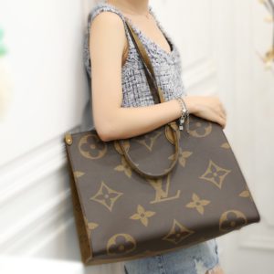 Louis Vuitton Reverse Monogram Giant Onthego tote bag  루이비통 리버스 모노그램 자이언트 온더 고 토트 숄더백 [M사이즈]