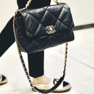 CHANEL 19 FLAP BAG 샤넬 19 핸드백 플랩 백[블랙][M사이즈]