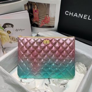 [CHANEL] 샤넬 메탈릭 램스킨 레인보우 그라데이션 카멜레온 클러치 백