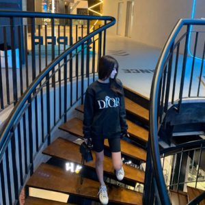 [DIOR] 디올 옷핀 로고 자수 라운드넥 스웻셔츠 맨투맨