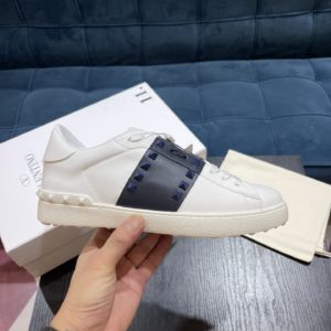 [VALENTINO] 발렌티노 송아지 가죽 락스터드 언타이틀드 스니커즈