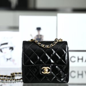 CHANEL 샤넬 미니 플랩백 페이턴트 카프스킨 & 골드 메탈 블랙