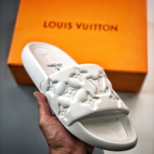 LOUIS VUITTON 루이비통 Waterfront 워터프론트 엠보싱 슬리퍼